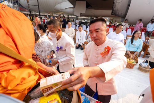 ภาพ No.321058:วันอาทิตย์ที่ ๑๒ เมษายน พ.ศ ๒๕๖๙ พิธีตักบาตรปี๋ใหม่เมืองพระภิกษุสงฆ์ ๓๓๙ รูป  อุทิศถวายพระราชกุศลสมเด็จพระนางสิริกิติ์  พระบรมราชินีนาถ พระบรมราชชนนีพันปีหลวง และฉลองเมืองแม่แตงครบรอบ ๑๑๙ ปี ณ ลานโรงแรมแอร์ไดมอนด์ อำเภอแม่แตง จังหวัดเชียงใหม่