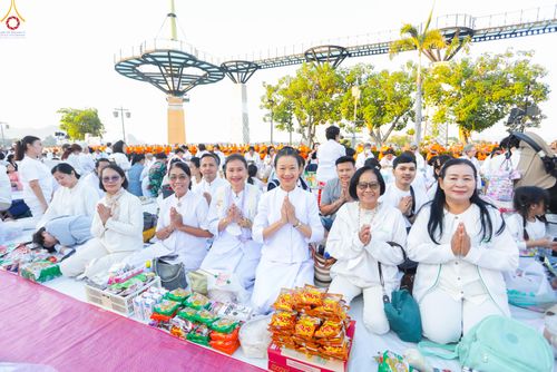 ภาพ No.284167:วันเสาร์ที่ 20 ธันวาคม พ.ศ.2568  พิธีตักบาตรพระ 10,000 รูป เนื่องในโอกาส 194 ปี จังหวัดกาญจนบุรี และอุทิศส่วนกุศลให้แด่บรรพชนทั้งหลาย บริเวณถนนสองแคว (Skywalk) เมืองกาญจนบุรี