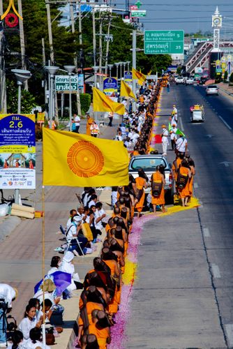 ภาพ No.106154:พิธีต้อนรับพระธรรมยาตรา ชุด 2 ในโครงการธรรมยาตรากตัญญูบูชา มหาปูชนียาจารย์  พระมงคลเทพมุนี(สด จนฺทสโร) พระผู้ปราบมาร  อนุสรณ์สถาน 7 แห่ง ปีที่ 12  วันที่ 3 มกราคม พ.ศ. 2567  ณ อนุสรณ์สถานโลตัสแลนด์ จ.สุพรรณบุรี