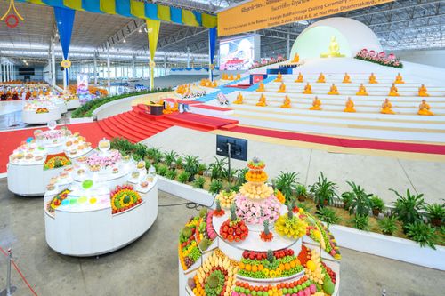 ภาพ No.81536:พิธีตักบาตร ข้าวสารอาหารแห้ง และพิธีบูชาข้าวพระ ณ สภาธรรมกายสากล วัดพระธรรมกาย วันเสาร์ที่ 3 มิถุนายน 2566