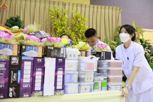 ภาพ No.84529:พิธีถวายผ้าอาบน้ำฝนและประทีปโคมไฟ ในวันอาสาฬหบูชา ณ ห้องแก้วสารพัดนึก 1 วัดพระธรรมกาย วันอังคารที่ 1 สิงหาคม พ.ศ. 2566