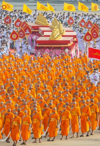 ภาพ No.79167:พิธีอัญเชิญองค์พระบรมพุทธเจ้า 24 องค์ เวียนประทักษิณรอบพระมหาธรรมกายเจดีย์ ณ วัดพระธรรมกาย  วันที่ 2 เมษายน พ.ศ. 2566