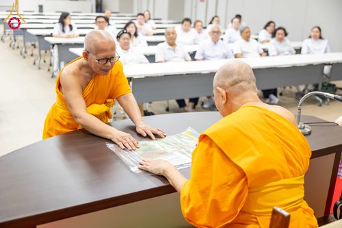 ภาพ No.324903:วันพฤหัสบดีที่ 23 เมษายน พ.ศ.2569  หลวงพ่อทัตตชีโว รองเจ้าอาวาสวัดพระธรรมกาย ถวายการต้อนรับและปฏิสันถารคณะชาวอินโดนีเซีย