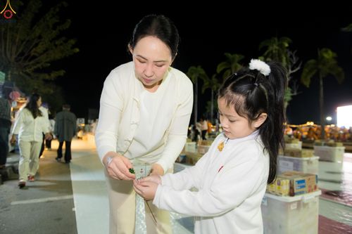 ภาพ No.282551:วันเสาร์ที่ 20 ธันวาคม พ.ศ.2568 พิธีตักบาตรพระ 10,000 รูป (ชุด 2) เนื่องในโอกาส 194 ปี จังหวัดกาญจนบุรี และอุทิศส่วนกุศลให้แด่บรรพชนทั้งหลาย บริเวณถนนสองแคว (Skywalk) เมืองกาญจนบุรี