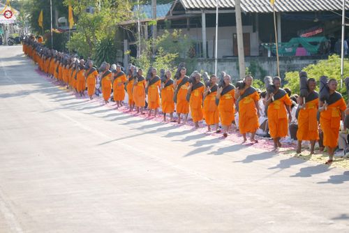 ภาพ No.292867:วันที่ 11 มกราคม พ.ศ. 2569 พิธีต้อนรับพระธรรมยาตรา ณ อนุสรณ์สถานลำดับที่ 3 สถานที่เกิดในเพศสมณะ วัดสองพี่น้อง อำเภอสองพี่น้อง จังหวัดสุพรรณบุรี ในโครงการธรรมยาตรา กตัญญูบูชา มหาปูชนียาจารย์ พระมงคลเทพมุนี(สด จนฺทสโร) พระผู้ปราบมาร อนุสรณ์สถาน 7 แห่ง ปีที
