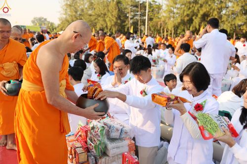 ภาพ No.292489:วันที่ 11 มกราคม พ.ศ. 2569 พิธีตักบาตรพระธรรมยาตรา ณ อนุสรณ์สถานคลองบางนางแท่น อ.สามพราน จ.นครปฐม ในโครงการธรรมยาตรา กตัญญูบูชา มหาปูชนียาจารย์ พระมงคลเทพมุนี(สด จนฺทสโร) พระผู้ปราบมาร อนุสรณ์สถาน 7 แห่ง ปีที่ 14
