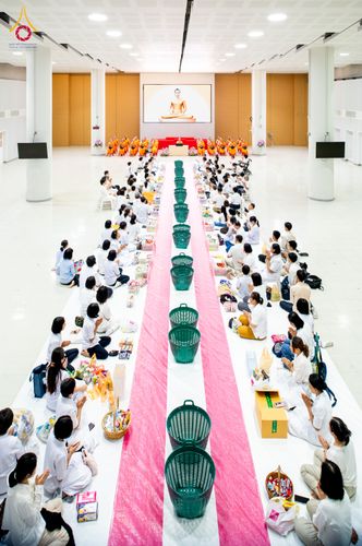 ภาพ No.322884:วันเสาร์ที่ 18 เมษายน พ.ศ. 2569 ตักบาตรฉลองพระใหม่ โครงการอุปสมบทหมู่ธรรมทายาท ระดับอุดมศึกษา รุ่นที่ 53 ภาคฤดูร้อน  ณ ฟ้องปฏิบัติธรรม ชั้นลอย 1/2 มหารัตนวิหารคด คอร์ 13 วัดพระธรรมกาย