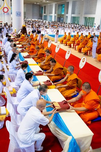 ภาพ No.86447:วันธรรมชัย ปีที่ 55 พิธีทอดผ้าป่ากฐินสมทบครั้งที่1, พิธีเจริญพุทธมนต์ ลูกนิมิตมหาสมบัติฯ พิธีจุดประทีป,พิธีฉลองชัยสวดมนต์บทธัมมจักกัปปวัตนสูตร วันอาทิตย์ที่ 27 สิงหาคม พ.ศ.2566 ณ สภาธรรมกายสากล / มหารัตนวิหารคด วัดพระธรรมกาย