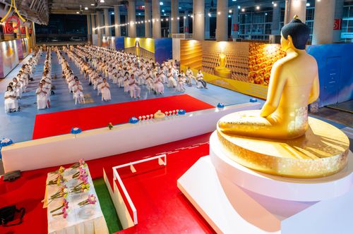 ภาพ No.86493:วันธรรมชัย ปีที่ 55 พิธีทอดผ้าป่ากฐินสมทบครั้งที่1, พิธีเจริญพุทธมนต์ ลูกนิมิตมหาสมบัติฯ พิธีจุดประทีป,พิธีฉลองชัยสวดมนต์บทธัมมจักกัปปวัตนสูตร วันอาทิตย์ที่ 27 สิงหาคม พ.ศ.2566 ณ สภาธรรมกายสากล / มหารัตนวิหารคด วัดพระธรรมกาย