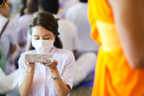 ภาพ No.82967:พิธีตักบาตร ณ บ้านแก้วเรือนทองคุณยายอาจารย์ฯ พิธีบูชาข้าวพระ ณ สภาธรรมกายสากล วัดพระธรรมกาย ในวันอาทิตย์ต้นเดือนที่ 2 ก.ค. พ.ศ.2566