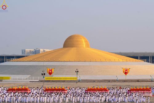 ภาพ No.79116:พิธีอัญเชิญองค์พระบรมพุทธเจ้า 24 องค์ เวียนประทักษิณรอบพระมหาธรรมกายเจดีย์ ณ วัดพระธรรมกาย  วันที่ 2 เมษายน พ.ศ. 2566