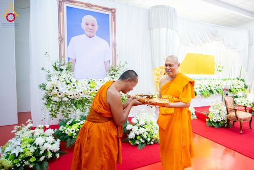 ภาพ No.314489:วันพฤหัสบดีที่ 19 มีนาคม พ.ศ. 2569 พิธีบำเพ็ญกุศล คุณพ่อณรงค์ จินตมากุล โยมบิดา พระครูปลัดรัตนวีรวัฒน์ (รังสฤษดิ์ อิทฺธิจินตโก) ที่ปรึกษาเจ้าคณะจังหวัดปทุมธานี เจ้าอาวาสวัดพระธรรมกาย  ณ ห้องปลูกศรัทธา 2 วัดพระธรรมกาย ปทุมธานี