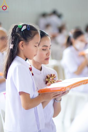 ภาพ No.86287:วันธรรมชัย ปีที่ 55 พิธีทอดผ้าป่ากฐินสมทบครั้งที่1, พิธีเจริญพุทธมนต์ ลูกนิมิตมหาสมบัติฯ พิธีจุดประทีป,พิธีฉลองชัยสวดมนต์บทธัมมจักกัปปวัตนสูตร วันอาทิตย์ที่ 27 สิงหาคม พ.ศ.2566 ณ สภาธรรมกายสากล / มหารัตนวิหารคด วัดพระธรรมกาย