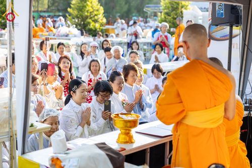 ภาพ No.288107:วันที่ 4 มกราคม พ.ศ. 2569 พิธีถวายภัตตาหารเป็นสังฆทาน แด่พระธรรมยาตรา ในโครงการธรรมยาตรา กตัญญูบูชา มหาปูชนียาจารย์ พระมงคลเทพมุนี(สด จนฺทสโร) พระผู้ปราบมาร อนุสรณ์สถาน 7 แห่ง ปีที่ 14 ณ อนุสรณ์สถานมหาวิหารพระมงคลเทพมุนี (โลตัสแลนด์) อ.สองพี่น้อง จ.สุพรร