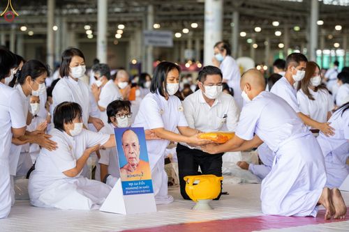 ภาพ No.63916:พิธีขอขมาและมอบผ้าไตรแด่นาคธรรมทายาท โครงการอุปสมบทบูชาธรรมมหาปูชนียาจารย์ วันอาทิตย์ที่ 20 พฤศจิกายน พ.ศ. 2565