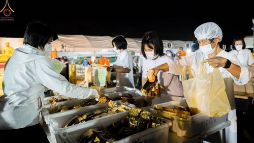 ภาพ No.70063:พิธีถวายภัตตาหารเป็นสังฆทาน แด่คณะพระธรรมยาตราฯ ในโครงการธรรมยาตราฯ ปีที่ 11 ณ อนุสรณ์สถานคลองบางนางแท่น อ.สามพราน จ.นครปฐม วันที่ 11 มกราคม พ.ศ. 2566