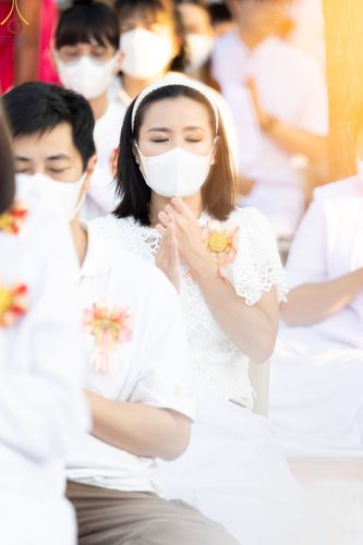 ภาพ No.73261:พิธีจุดประทีปถวายเป็นพุทธบูชา และบูชาธรรมมหาปูชนียาจารย์ ในโครงการธรรมยาตรากตัญญูบูชา มหาปูชนียาจารย์ พระมงคลเทพมุนี(สด จนฺทสโร) พระผู้ปราบมาร ปีที่ 11 ณ อนุสรณ์สถานลำดับที่ 4 สถานที่เกิดด้วยกายธรรม วัดโบสถ์ (บน) บางคูเวียง อ.บางกรวย จ.นนทบุรี วันที่ 21 