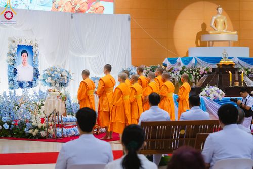 ภาพ No.91099:พิธีบำเพ็ญกุศลสวดพระอภิธรรม  อุบาสกถาวร พรหมถาวร (อุบาสกผู้ปั้นพระ) คืนสุดท้าย วันศุกร์ที่ 20 ตุลาคม พ.ศ. 2566 ณ ห้องแก้วสารพัดนึก 1 สภาธรรมกายสากล วัดพระธรรมกาย จ.ปทุมธานี
