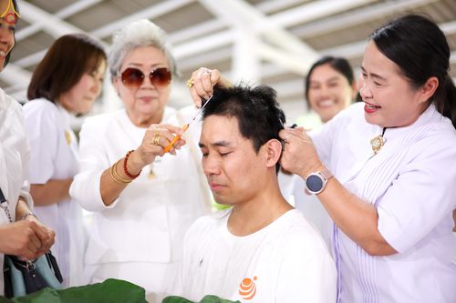 ภาพ No.338291:วันอาทิตย์ที่ 5 กรกฎาคม พศ.2569 พิธีตัดปอยผมธรรมทายาทนานาชาติ IDOP รุ่นที่ 21 จากประเทศจีน มาเลเซีย สิงคโปร์ และไต้หวัน ณ โถงช้าง วัดพระธรรมกาย