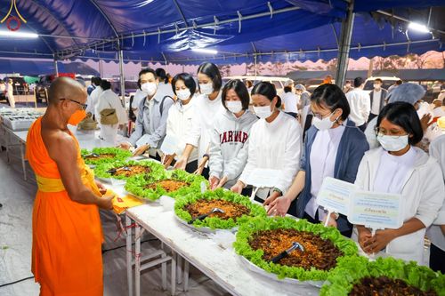 ภาพ No.74401:พิธีถวายภัตตาหารเป็นสังฆทาน แด่คณะพระธรรมยาตราฯ ในโครงการธรรมยาตรากตัญญูบูชา มหาปูชนียาจารย์ พระมงคลเทพมุนี(สด จนฺทสโร) พระผู้ปราบมาร อนุสรณ์สถาน 7 แห่ง ปีที่ 11 วันที่ 26 มกราคม พ.ศ. 2566