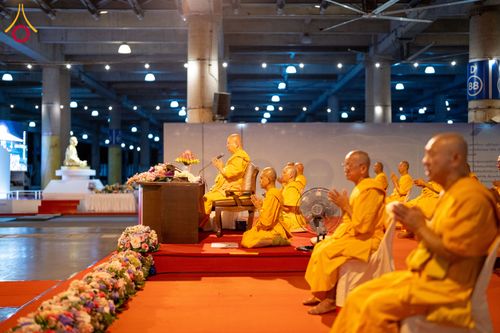 ภาพ No.286762:วันอาสาฬหบูชา วันพฤหัสบดีที่ 10 กรกฏาคม พ.ศ.2568  พิธีเวียนประทักษิณรอบพระมหาธรรมกายเจดีย์ , พิธีฉลองชัยสวดมนต์บทธัมมจักกัปปวัตตนสูตร ครบ 7,520,000,000 จบ ณ มหารัตนวิหารคด วัดพระธรรมกาย