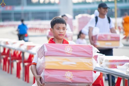 ภาพ No.322582:วันที่ 17 เมษายน พ.ศ.2569 การเรียงกล่องไทยธรรม เรียงน้ำดื่ม เรียงร่ม ณ ลานธรรมพระมหาธรรมกายเจดีย์ เพื่องานถวายมหาสังฆทาน 40,000 กว่าวัดทั่วประเทศ วันคุ้มครองโลก 22 เมษายน พ.ศ.2569 วัดพระธรรมกาย