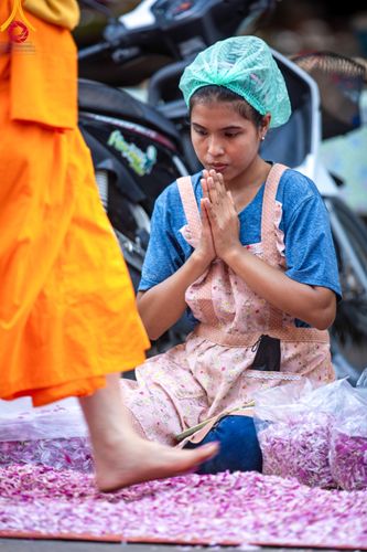 ภาพ No.106156:พิธีต้อนรับพระธรรมยาตรา ชุด 2 ในโครงการธรรมยาตรากตัญญูบูชา มหาปูชนียาจารย์  พระมงคลเทพมุนี(สด จนฺทสโร) พระผู้ปราบมาร  อนุสรณ์สถาน 7 แห่ง ปีที่ 12  วันที่ 3 มกราคม พ.ศ. 2567  ณ อนุสรณ์สถานโลตัสแลนด์ จ.สุพรรณบุรี
