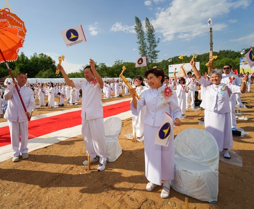ภาพ No.331691:วันพุธที่ ๓ มิถุนายน พ.ศ.๒๕๖๙ พิธีทอดผ้าป่า ปฏิบัติธรรมกลั่นแผ่นดิน พิธีโปรยรัตนชาติ  และ พิธีตอกเสาเข็ม มงคลต้นแรก สถาปนา "องค์พระเจดีย์เพื่อสร้างสันติภาพโลก"  องค์แรก ครั้งแรกของลำปาง ประตูสู่ภาคเหนือ  ณ ศูนย์ปฏิบัติธรรมเถินเทิดธรรม อ.เถิน จ.ลำปาง