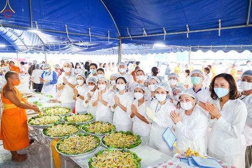 ภาพ No.74528:พิธีถวายภัตตาหารเป็นสังฆทาน แด่คณะพระธรรมยาตราฯ ในโครงการธรรมยาตรากตัญญูบูชา มหาปูชนียาจารย์ พระมงคลเทพมุนี(สด จนฺทสโร) พระผู้ปราบมาร อนุสรณ์สถาน 7 แห่ง ปีที่ 11 วันที่ 27 มกราคม พ.ศ. 2566