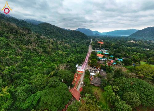 ภาพ No.285906:วันเสาร์ที่ 13 ธันวาคม พ.ศ.2568 พิธีตักบาตรพระภิกษุสามเณร 1,000 รูป ณ บริเวณหน้าอุทยานแห่งชาติเขาใหญ่ อำเภอปากช่อง จ.นครราชสีมา