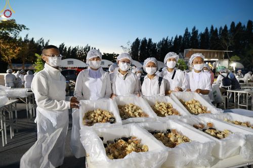 ภาพ No.69260:พิธีถวายภัตตาหารเป็นสังฆทาน แด่คณะพระธรรมยาตราฯ ในโครงการธรรมยาตราฯ ปีที่ 11 ณ อนุสรณ์สถานมหาวิหารพระมงคลเทพมุนี อ.สองพี่น้อง จ.สุพรรณบุรี วันที่ 4 และ 5 มกราคม พ.ศ. 2566