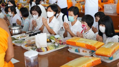 ภาพ No.72822:พิธีเจริญพระพุทธมนต์ และถวายภัตตาหารเป็นสังฆทาน เนื่องในวันคล้ายวันเกิด ครบรอบ 114 ปี คุณยายอาจารย์มหารัตนอุบาสิกาจันทร์ ขนนกยูง วันที่ 19 มกราคม พ.ศ. 2566 ณ หอฉันคุณยายอาจารย์ฯ วัดพระธรรมกาย จ.ปทุมธานี