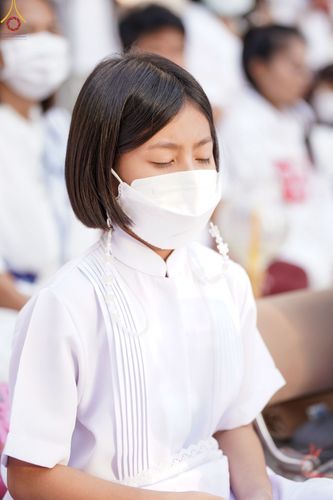 ภาพ No.73405:พิธีจุดประทีปถวายเป็นพุทธบูชา และบูชาธรรมมหาปูชนียาจารย์ ในโครงการธรรมยาตรากตัญญูบูชา มหาปูชนียาจารย์ พระมงคลเทพมุนี(สด จนฺทสโร) พระผู้ปราบมาร ปีที่ 11 ณ อนุสรณ์สถานลำดับที่ 4 สถานที่เกิดด้วยกายธรรม วัดโบสถ์ (บน) บางคูเวียง อ.บางกรวย จ.นนทบุรี วันที่ 21 