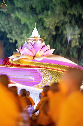 ภาพ No.69348:พิธีจุดประทีปถวายเป็นพุทธบูชา และบูชาธรรมมหาปูชนียาจารย์ ในโครงการธรรมยาตรากตัญญูบูชา มหาปูชนียาจารย์ พระมงคลเทพมุนี(สด จนฺทสโร) พระผู้ปราบมาร ปีที่ 11 ณ อนุสรณ์สถานมหาวิหารพระมงคลเทพมุนี อ.สองพี่น้อง จ.สุพรรณบุรี