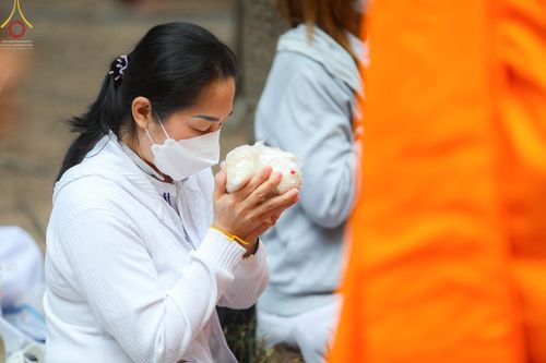 ภาพ No.69605:พิธีตักบาตรพระธรรมยาตราฯ ในโครงการธรรมยาตรากตัญญูบูชา มหาปูชนียาจารย์ พระมงคลเทพมุนี(สด จนฺทสโร) พระผู้ปราบมาร ปีที่ 11 ณ อนุสรณ์สถานลำดับที่ 1 สถานที่เกิดด้วยรูปกายเนื้อ อนุสรณ์สถานมหาวิหารพระมงคลเทพมุนี อ.สองพี่น้อง จ.สุพรรณบุรี