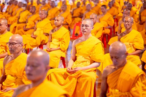 ภาพ No.280382:วันที่ 31 ธันวาคม พ.ศ.2568 -วันที่ 1 มกราคม พ.ศ.2569 พิธีฉลองชัยสวดมนต์บทธัมมจักกับปปวัตนสูตร ครบ 8,000,000,000 จบ , พิธีสวดมนต์ข้ามปี ณ วัดพระธรรมกาย