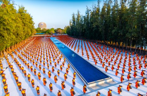 ภาพ No.281629:วันที่ 24 ธันวาคม พ.ศ.2568 พระธรรมยาตรา ปฏิบัติธรรม และถ่ายภาพหมู่ประวัติศาสตร์ ณ ลานหน้ามหาวิหารพระมงคลเทพมุนีฯ วัดพระธรรมกาย