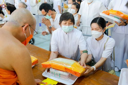 ภาพ No.75462:พิธีสวดพระพุทธมนต์และถวายภัตตาหารเป็นสังฆทาน เนื่องในวันมหาปูชนียาจารย์ วันที่ 3 กุมภาพันธ์ พ.ศ. 2565 ณ วัดพระธรรมกาย อ.คลองหลวง จ.ปทุมธานี