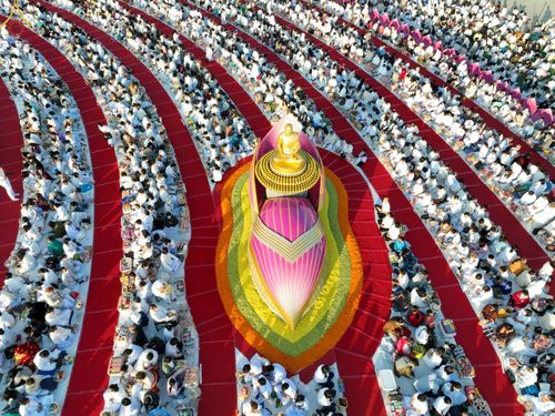 ภาพ No.74747:พิธีตักบาตรพระธรรมยาตราฯ ในโครงการธรรมยาตรากตัญญูบูชา มหาปูชนียาจารย์ พระมงคลเทพมุนี(สด จนฺทสโร) พระผู้ปราบมาร ปีที่ 11 ณ อนุสรณ์สถานลำดับที่ 5 สถานที่เผยแผ่วิชชาธรรมกายครั้งแรก อนุสรณ์สถานบางปลา วัดบางปลา อ.บางเลน จ.นครปฐม วันที่ 29 มกราคม พ.ศ. 2566
