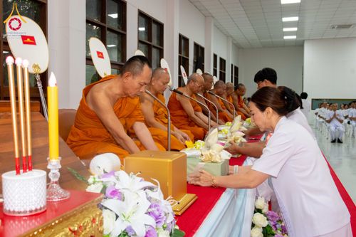 ภาพ No.315861:วันพฤหัสบดีที่ 26 มีนาคม พ.ศ. 2569 พิธีบำเพ็ญกุศล คุณพ่อณรงค์ จินตมากุล  สิริอายุ 99 ปี 11 เดือน โยมบิดา พระครูปลัดรัตนวีรวัฒน์ (รังสฤษดิ์ อิทฺธิจินตโก) ที่ปรึกษาเจ้าคณะจังหวัดปทุมธานี เจ้าอาวาสวัดพระธรรมกาย  ณ ห้องปลูกศรัทธา 2 วัดพระธรรมกาย ปทุมธานี