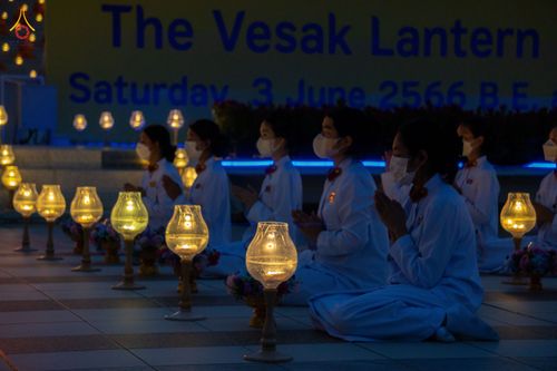 ภาพ No.81790:พิธีจุดวิสาขประทีปและเวียนประทักษิณ เนื่องในวันวิสาขบูชา วันเสาร์ที่ 3 มิถุนายน 2566 ณ ลานธรรมพระมหาธรรมกายเจดีย์ วัดพระธรรมกาย จ.ปทุมธานี