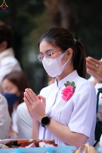 ภาพ No.69696:พิธีตักบาตรพระธรรมยาตราฯ ในโครงการธรรมยาตรากตัญญูบูชา มหาปูชนียาจารย์ พระมงคลเทพมุนี(สด จนฺทสโร) พระผู้ปราบมาร ปีที่ 11 ณ อนุสรณ์สถานลำดับที่ 1 สถานที่เกิดด้วยรูปกายเนื้อ อนุสรณ์สถานมหาวิหารพระมงคลเทพมุนี อ.สองพี่น้อง จ.สุพรรณบุรี