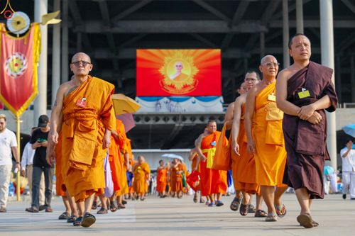 ภาพ No.324454:วันที่ 22 เมษายน พ.ศ.2569 (วันคุ้มครองโลก) งานถวายมหาสังฆทาน 40,000 กว่าวัดทั่วประเทศ บรรยากาศพระสังฆาธิการและสาธุชน  เดินทางเข้าลานธรรม วัดพระธรรมกาย