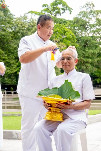 ภาพ No.330290:วันที่ 30 พฤษภาคม พ.ศ.2569 พิธีตัดปอยผมและปลงผม อุบาสกอุปสมบทอุทิศชีวิต 11 ท่าน ณ โบสถ์พระไตรปิฎก วัดพระธรรมกาย จังหวัดปทุมธานี