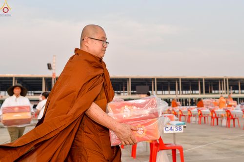 ภาพ No.323108:วันที่ 19 เมษายน พ.ศ.2569 การเรียงกล่องไทยธรรม , เตรียมงานจราจร เพื่องานถวายมหาสังฆทาน 40,000 กว่าวัดทั่วประเทศ วันคุ้มครองโลก 22 เมษายน พ.ศ.2569 วัดพระธรรมกาย