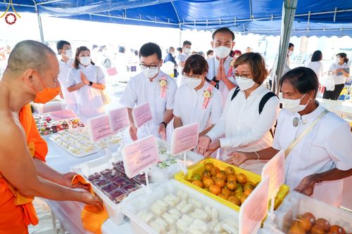 ภาพ No.74015:พิธีถวายภัตตาหารเป็นสังฆทาน แด่คณะพระธรรมยาตราฯ ในโครงการธรรมยาตรากตัญญูบูชา มหาปูชนียาจารย์ พระมงคลเทพมุนี(สด จนฺทสโร) พระผู้ปราบมาร อนุสรณ์สถาน 7 แห่ง ปีที่ 11 วันที่ 24 มกราคม พ.ศ. 2566