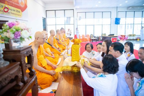 ภาพ No.278455:วันพุธที่ 10 ธันวาคม พ.ศ.2568  พิธีทอดผ้าป่าเพื่อสนับสนุนโครงการตักบาตรพระ 10,000 รูป เมืองกาญจนบุรี ณ อาคารปลูกศรัทธา วัดพระธรรมกาย