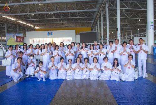 ภาพ No.76823:พิธีตักบาตรข้าวสารอาหารแห้ง  ณ บ้านแก้วเรือนทองคุณยายฯ สภาธรรมกายสากล  วัดพระธรรมกาย จ.ปทุมธานี  ในวันอาทิตย์ต้นเดือนที่ 6 มีนาคม พ.ศ. 2566