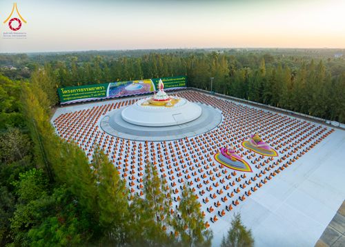 ภาพ No.290630:วันที่ 8 มกราคม พ.ศ. 2569 พระธรรมยาตราปฏิบัติธรรม และถ่ายภาพหมู่ประวัติศาสตร์ ในโครงการธรรมยาตรา กตัญญูบูชามหาปูชนียาจารย์ พระมงคลเทพมุนี(สด จนฺทสโร) พระผู้ปราบมาร อนุสรณ์สถาน 7 แห่ง ปีที่ 14 ณ อนุสรณ์สถานคลองบางนางแท่น อ.สามพราน จ.นครปฐม