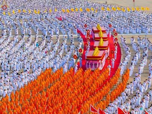 ภาพ No.79048:พิธีอัญเชิญองค์พระบรมพุทธเจ้า 24 องค์ เวียนประทักษิณรอบพระมหาธรรมกายเจดีย์ ณ วัดพระธรรมกาย  วันที่ 2 เมษายน พ.ศ. 2566